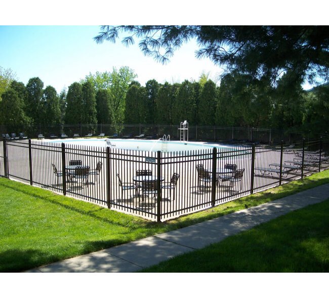 Durable Residential Pool Fences - Vinyl & Wood Options - Image 4