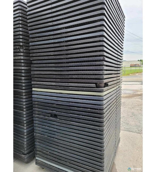 48in x 40in Oval Leg Plastic Pallet - Image 1