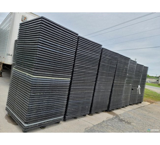 48in x 40in Oval Leg Plastic Pallet - Image 2